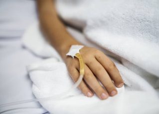 Mão de criança internada em hospital. Foto: Pikist