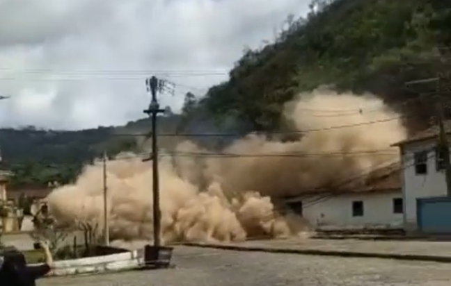 Deslizamento de morro atinge casarões em Ouro Preto. Foto: Reprodução/TV/Band