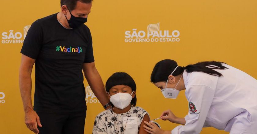 Criança indígena é primeira vacinada no Brasil contra a Covid-19. Foto: Governo de São Paulo