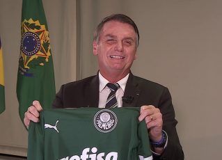 Jair Bolsonaro mostra camisa do Palmeiras. Foto: Reprodução/Youtube/RedeTV