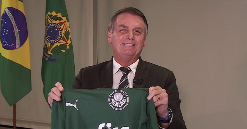 Jair Bolsonaro mostra camisa do Palmeiras. Foto: Reprodução/Youtube/RedeTV