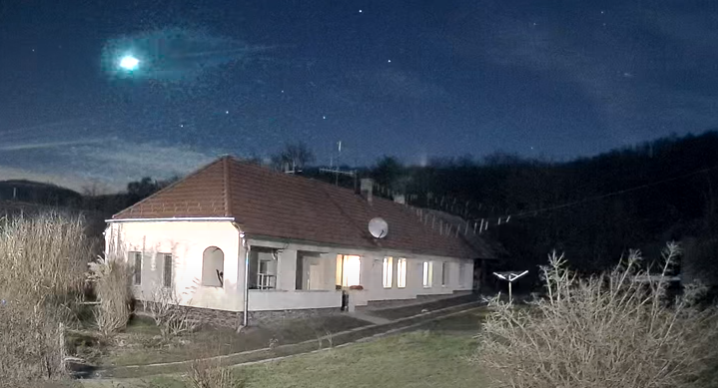 Estranho meteoro de 'fogo verde' é registrado na Hungria. Foto: Reprodução de vídeo de câmera de segurança
