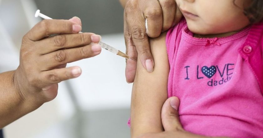 Criança recebendo vacina. Foto: Marcelo Camargo/Agência Brasil