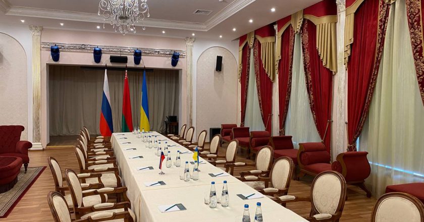 Mesa pronta para a negociação entre Rússia e Ucrânia. Foto: Reprodução/Twitter/Ministério de Relações Exteriores da Bielorrúsia
