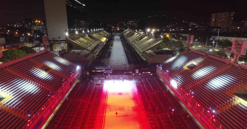 Sambódromo apresenta iluminação cenográfica permanente. Foto: Fábio Motta/Prefeitura do Rio