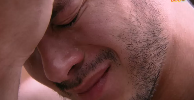 Arthur chora após saída de Tiago. Foto: Reprodução/Globoplay