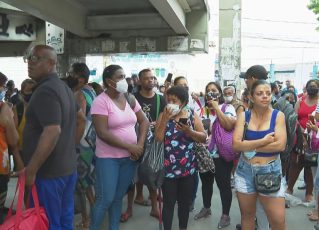 Passageiros esperam em estação do BRT em Madureira. Foto: Reprodução/ TV Globo
