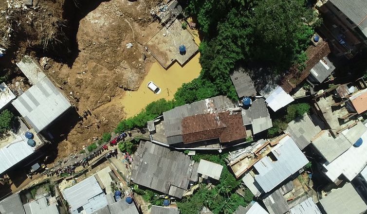 Imagens de drone das áreas de deslizamento de encosta em Petrópolis. Foto: Reprodução/ TV Brasil