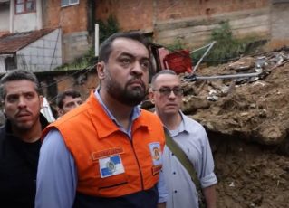 Cláudio Castro percorre áreas destruídas pela tempestade em Petrópolis. Foto: Divulgação/Governo do Rio