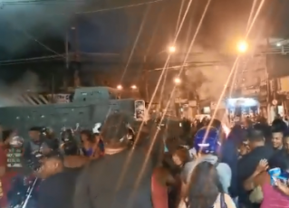 Moradores protestam no Jacarezinho. Foto: Reprodução de vídeo