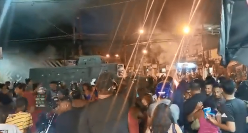 Moradores protestam no Jacarezinho. Foto: Reprodução de vídeo
