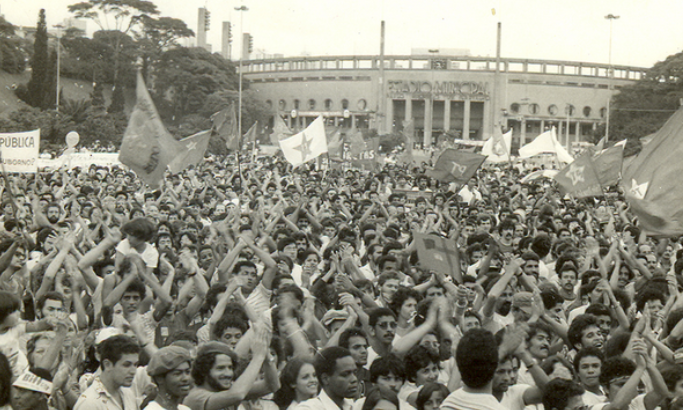 Comício de Lula em 1989 em frente ao Pacaembu. Foto: Fundação Perseu Abramo