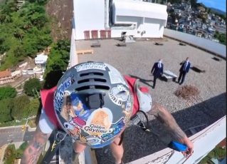 Após pousar no terraço de hotel no Leblon, homem corre de seguranças e salta de base jump até praia. Foto: Reprodução/Twitter/Informe Legal - Rio de Janeiro