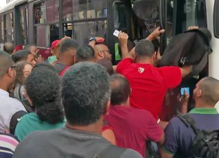 Passageiros se amontoam para embarcar num ônibus comum em Santa Cruz. Foto: Reprodução/TV Globo