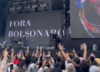 Frase 'Fora Bolsonaro' no telão de show realizado no Lollapalooza. Foto: Reprodução/Twitter/tracklist