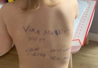 Mãe 'tatua' dados pessoais nas costas da filha por medo de perdê-la na Guerra na Ucrânia. Foto: Reprodução/Instagram
