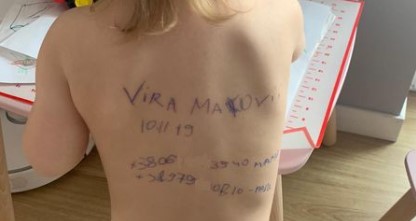 Mãe 'tatua' dados pessoais nas costas da filha por medo de perdê-la na Guerra na Ucrânia. Foto: Reprodução/Instagram