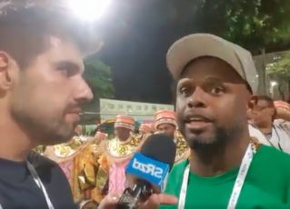 João Vitor Araújo, carnavalesco da Cubango, é entrevistado por JP Alves. Foto: SRzd