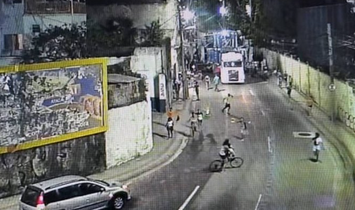 Vídeo mostra momento do acidente com criança impensada por carro alegórico no Rio. Foto: Reprodução de Câmera de Segurança