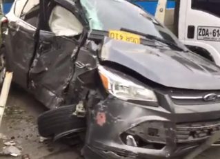 Carro dirigido pelo ex-jogador Freddy Rincón ficou destruído após bater em ônibus na Colômbia. Foto: Reprodução/Twitter/@supercali