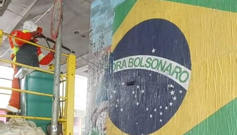 Prefeitura de SP remove cartazes de protesto contra Jair Bolsonaro. Foto: Instagram - Vila Buarque
