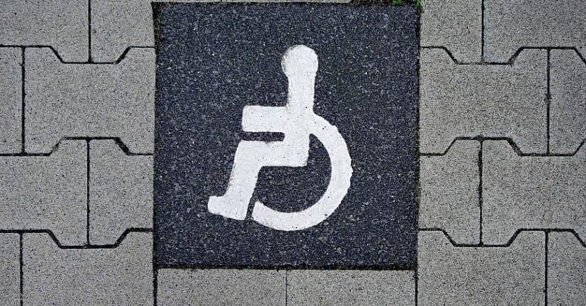Placa sinaliza vaga para pessoa com deficiência. Foto: Pikist