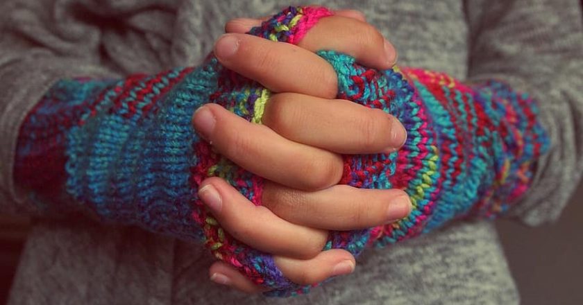 Mãos com luvas no frio. Foto: Pikist