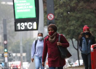 Pedestres na Avenida Paulista, em São Paulo durante frente fria. Foto: Rovena Rosa/Agência Brasil