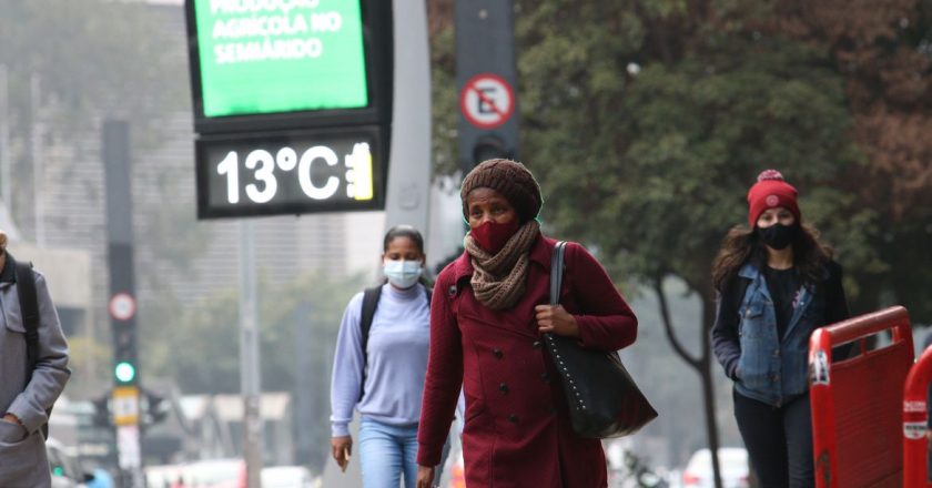 Pedestres na Avenida Paulista, em São Paulo durante frente fria. Foto: Rovena Rosa/Agência Brasil