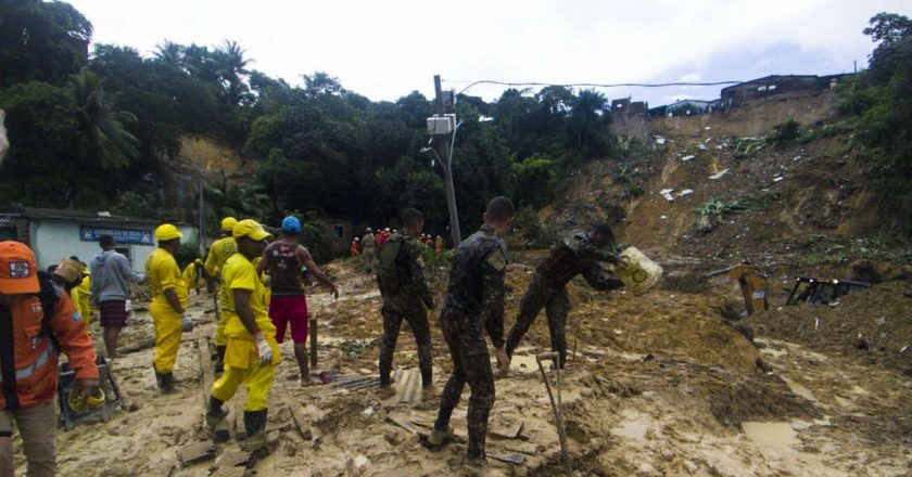 Trabalho de resgate após chuvas em Pernambuco. Foto: Reprodução/TV Brasil