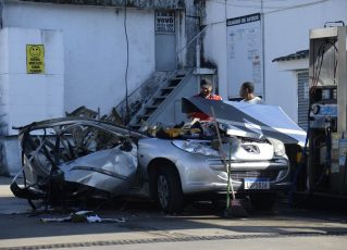 Carro que explodiu em posto de combustível no RJ. Foto: Tomaz Sila/Agência Brasil
