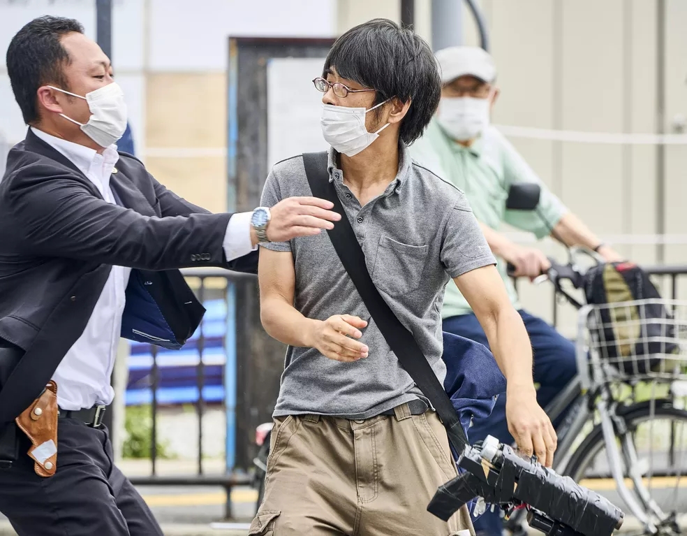 Suspeito de atirar em Shinzo Abe é detido. Foto: Nara Shimbun/Kyodo News via AP