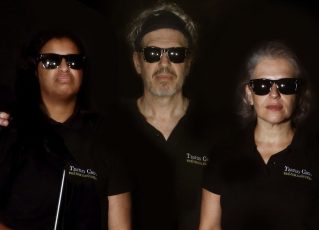 Atores da Companhia de Teatro Cego: Luma Sanches, Paulo Palado e Ana Righi. Foto: Divulgação/Yasmin Dib