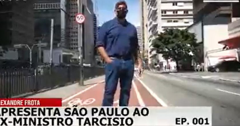 Frota grava vídeo para apresentar pontos turísticos de São Paulo para Tarcísio. Foto: Reprodução/Twitter/Alexandre Frota