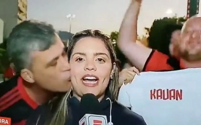 Torcedor do Flamengo beija repórter da ESPN Jéssica Dias. Foto: Reprodução/ESPN