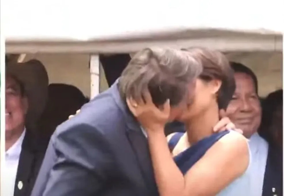 Jair Bolsonaro beija primeira-dama. Foto: Reprodução/YouTube