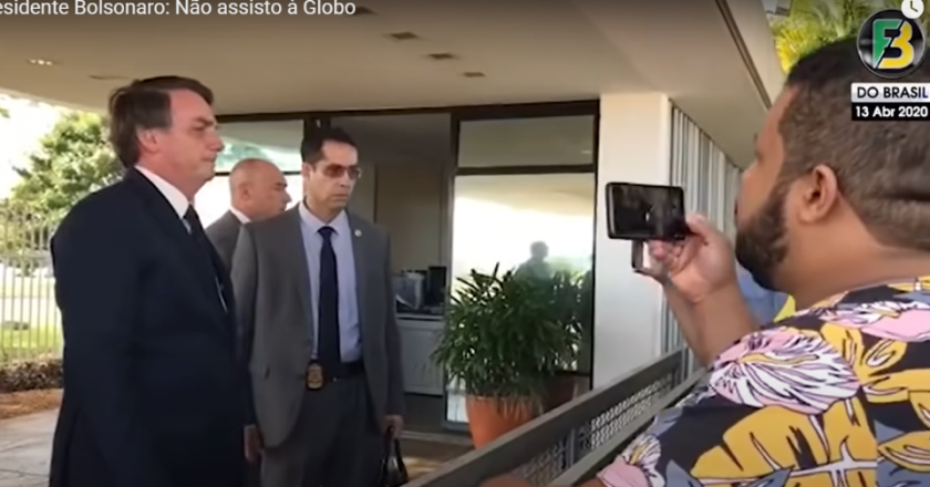 Jair Bolsonaro responde pergunta no cercadinho do Palácio da Alvorada. Foto: Reprodução/Youtube