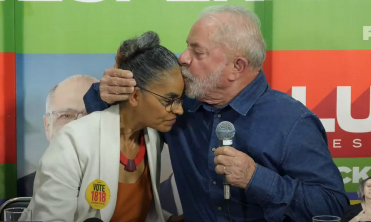 Lula beija testa de Marina Silva. Foto: Reprodução/YouTube/PT
