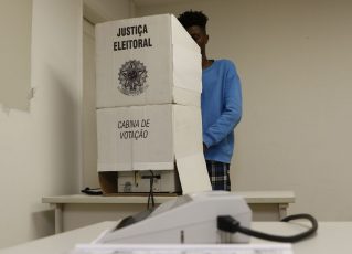 Eleitor na urna. Foto: Fernando Frazão/Agência Brasil