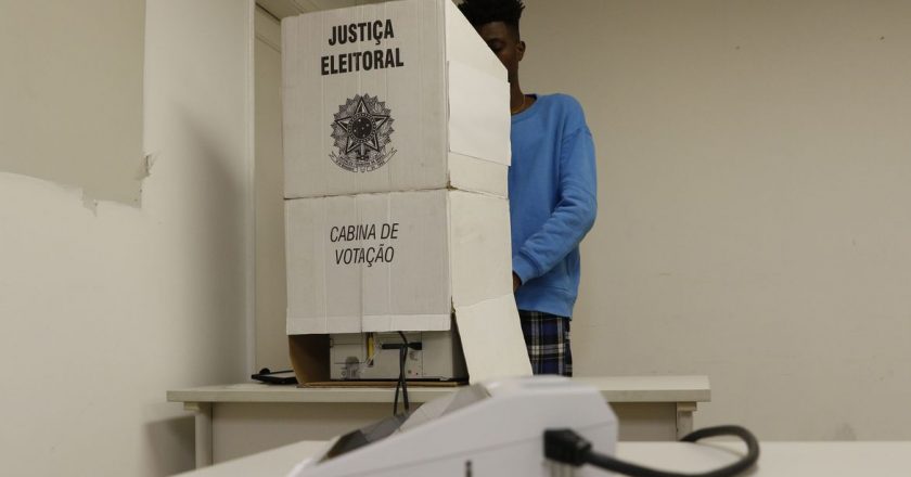 Eleitor na urna. Foto: Fernando Frazão/Agência Brasil