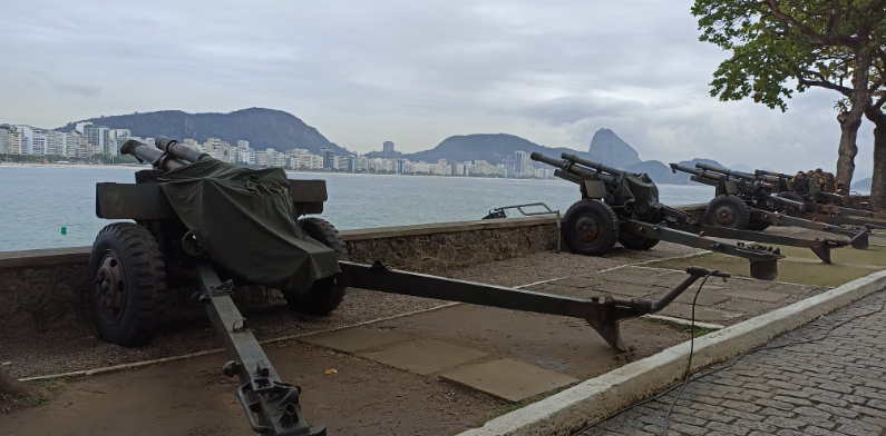 Canhões posicionados no Forte de Copacabana. Foto: Reprodução do Twitter