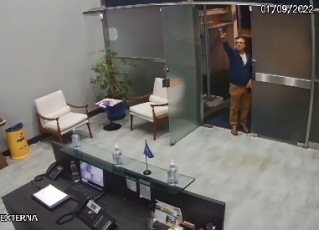 Homem dispara tiro na sede do PSDB na cidade de SP. Foto: Reprodução de vídeo