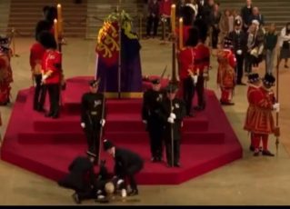 Guarda que protege caixão da rainha Elizabeth II desmaia e cai de cara no chão. Foto: Reprodução/Twitter/jhon miller