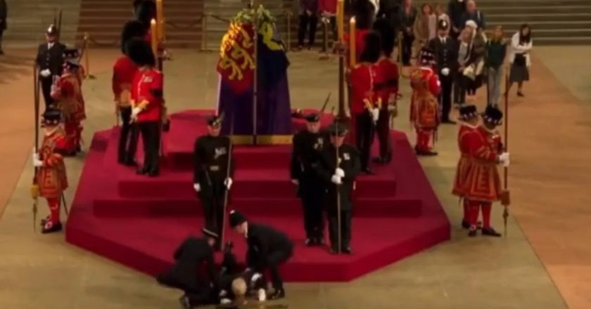 Guarda que protege caixão da rainha Elizabeth II desmaia e cai de cara no chão. Foto: Reprodução/Twitter/jhon miller