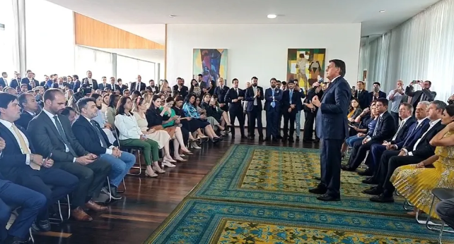 Bolsonaro faz campanha no Palácio, recebe políticos e diz não conhecer Tebet. Reprodução do Facebook