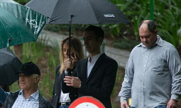 Amigos e familiares se despedem da mãe do jornalista César Tralli. Foto: Divulgação - Rede Globo