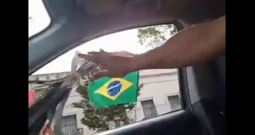 Vídeo: motorista provoca bolsonaristas em ato antidemocrático jogando capim