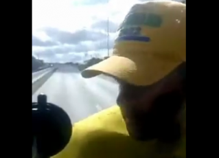 Bolsonarista se pendura em caminhão e por ali fica por quilômetros; assista