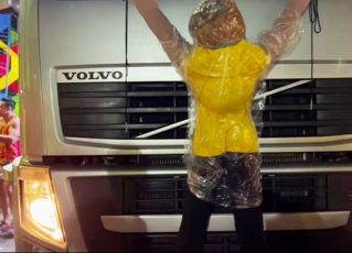 Daniela Mercury cola boneco ‘patriota’ na frente de caminhão. Foto: Reprodução/Twitter/Daniela Mercury
