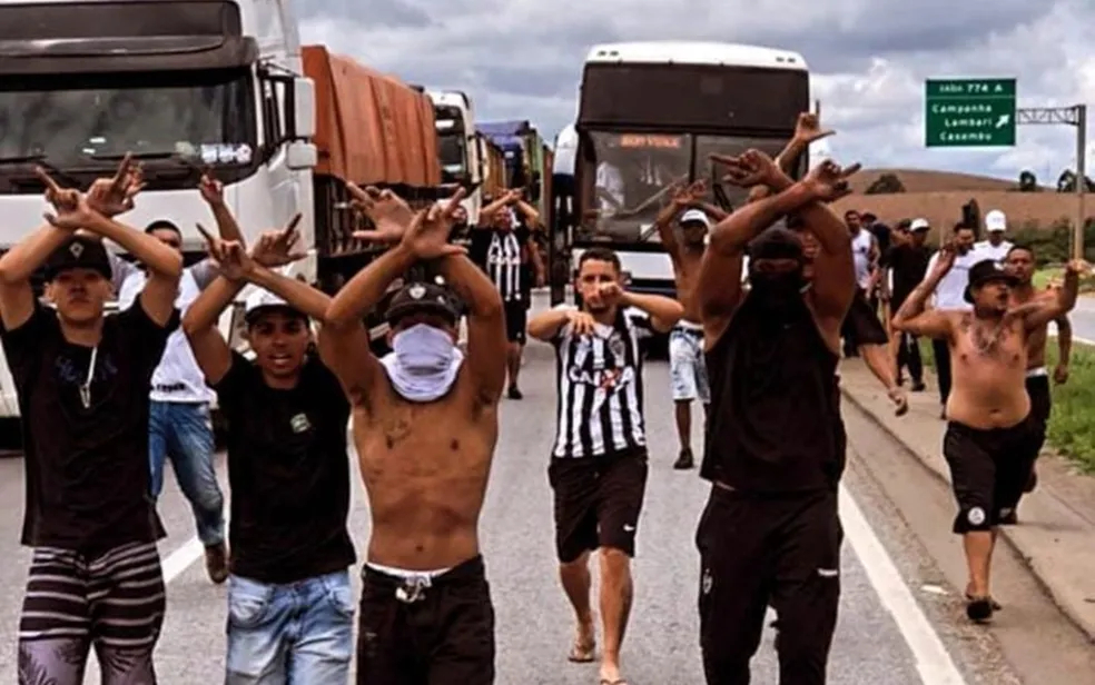Torcida do Atlético-MG rompe bloqueios na Fernão Dias, em MG. Foto: Reprodução/Instagram